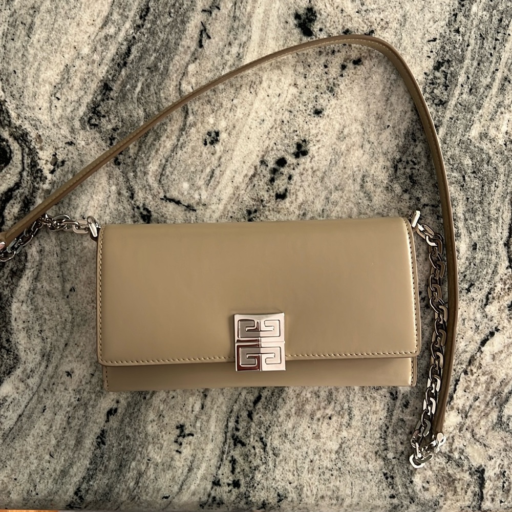 Givenchy wallet on chain 4G